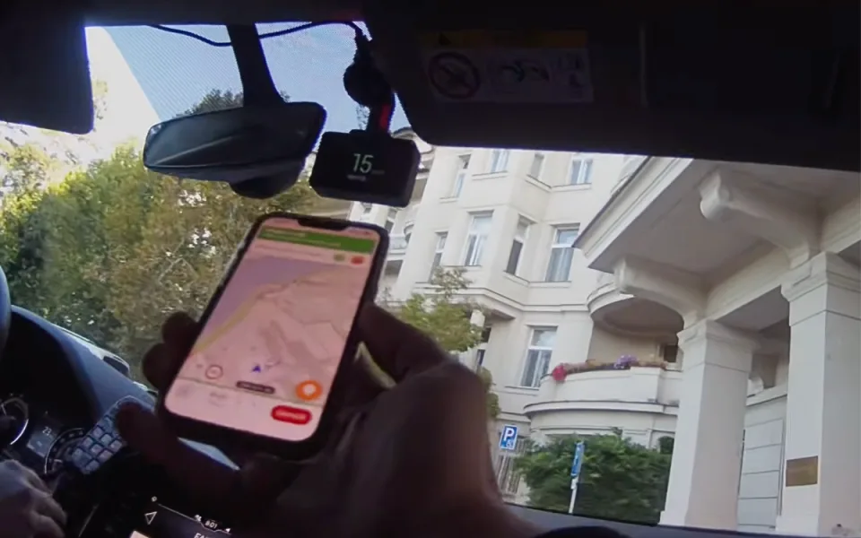 Rodící žena spěchala do porodnice, cestu jí blokovali řidiči. Pomohli policisté