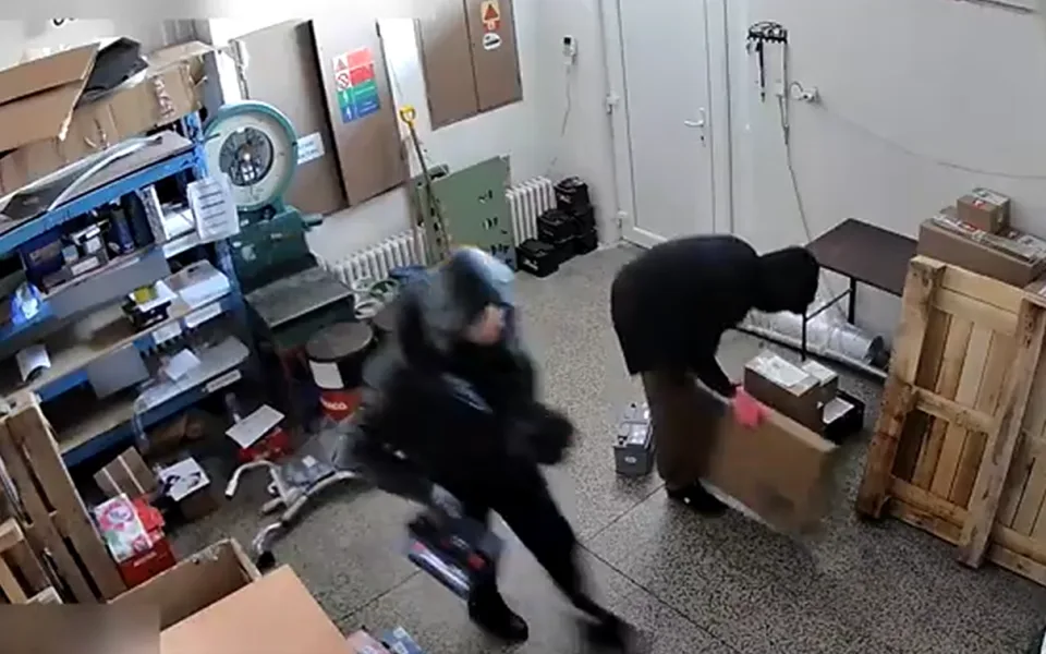 Z prodejny v Bohumíně ukradli autobaterie. Poznáváte je?