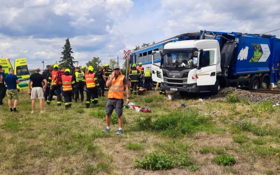 Osobní vlak se na přejezdu na Prostějovsku srazil s nákladním vozem. Sedm zraněných