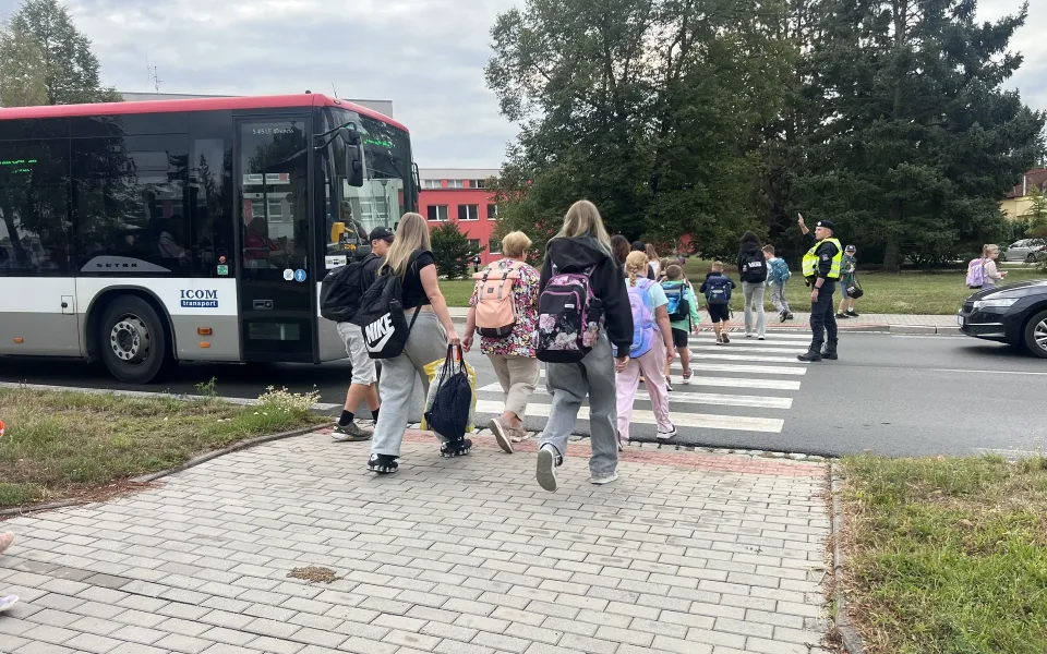 Před školou plnou dětí šlápla na plyn. Policisté ženu zastavili s mobilem v ruce