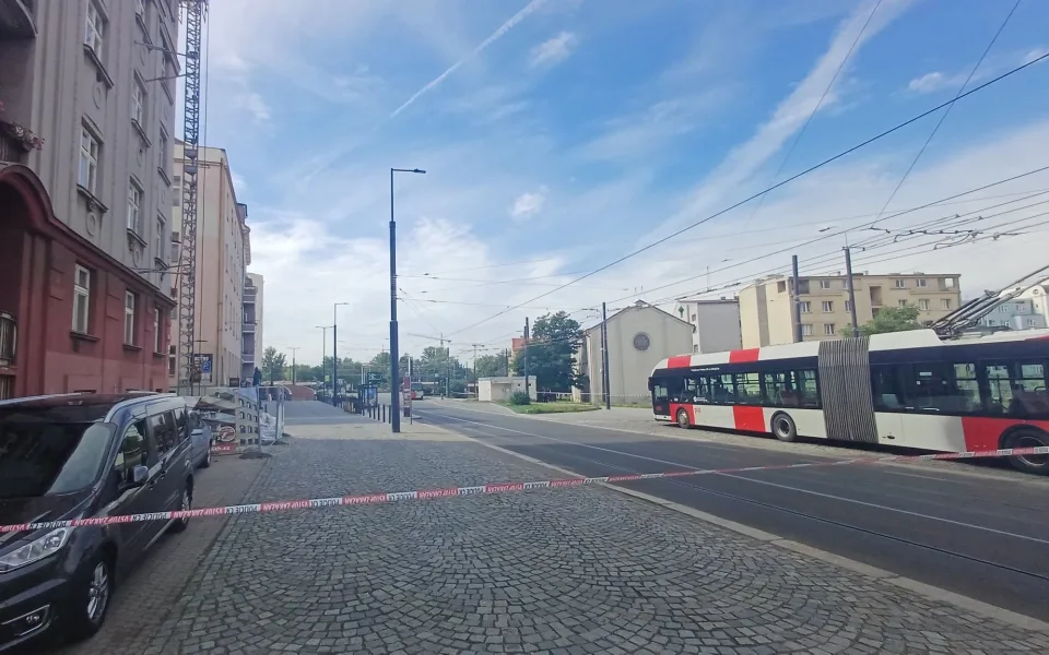 Na Palmovce zasahuje policie. Muž vyhrožuje sebevraždou a má zbraň