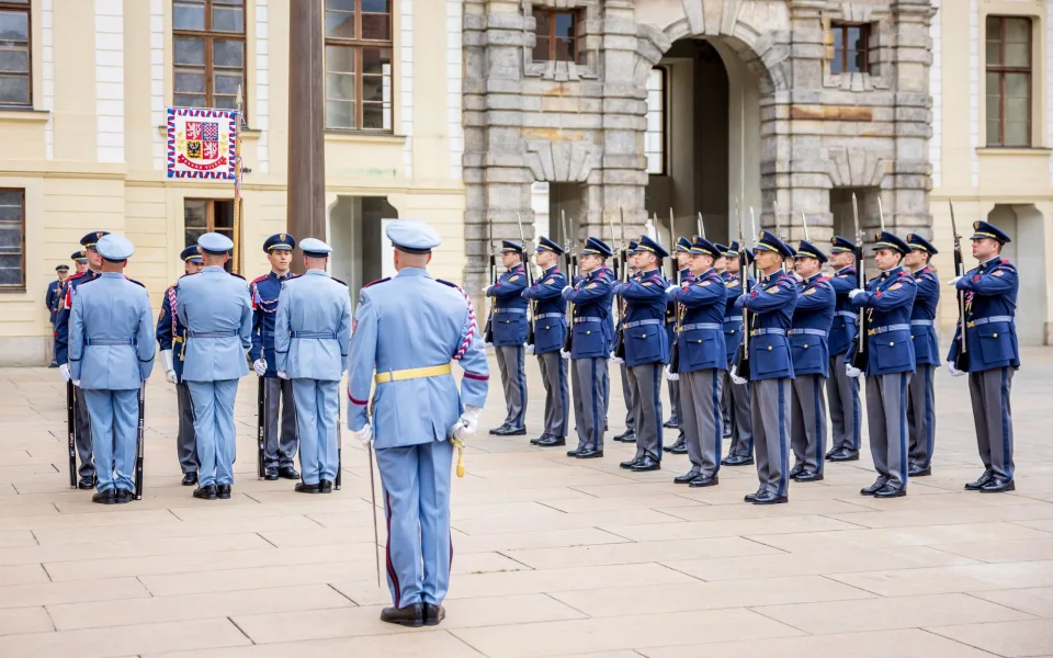 Hradní stráž převlékla uniformy. Při střídání se potkala světle modrá s tmavou